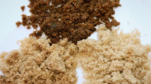L’indice FAO des prix du sucre a grimpé de 17,6 % en un mois, atteignant son plus haut niveau depuis octobre 2011. (<a href="https://commons.wikimedia.org/wiki/File:Brown_sugar_examples.JPG" target="_self">©Moe Rubenzahl, Wikimedia commons, CC BY 4.0</a>)