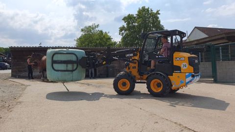 JCB 403E avec une pince à balles