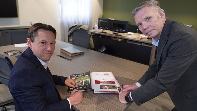 Alexandre Raguet (à g.), directeur général de Lorca et Cloé, et Franck Lucas, directeur des Ets Charal de Metz, lors de la signature du partenariat pour offrir un approvisionnement de proximité à Cora.