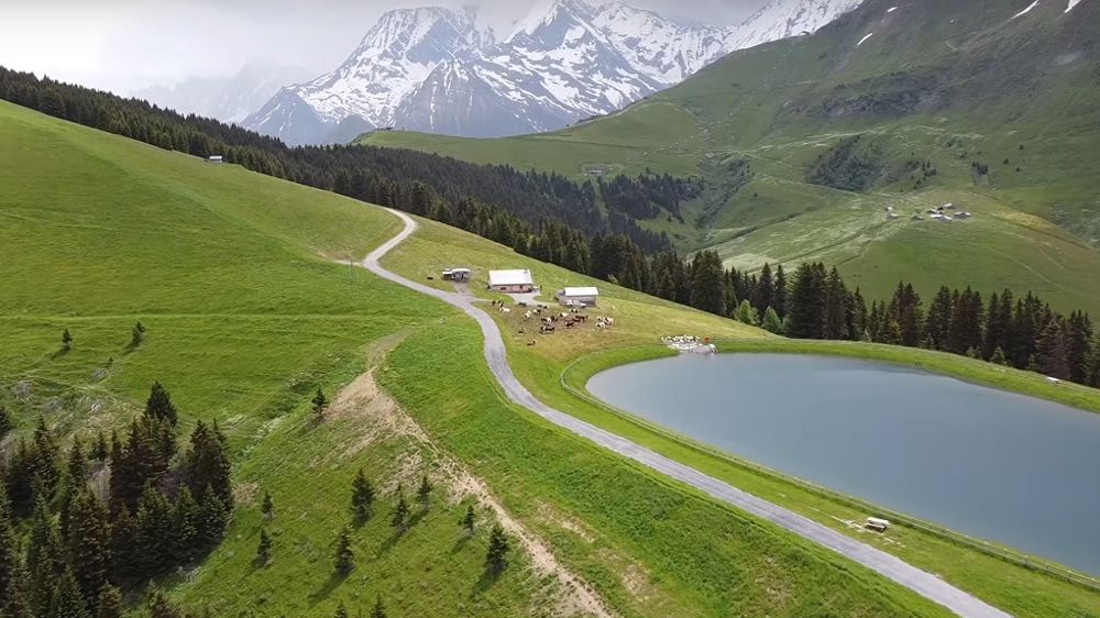 Flavie de la ferme des Roches Fleuries (74) a à cœur de partager son métier et d'informer les touristes (mais aussi les locaux) de l'importance du pastoralisme en zone de montagne.