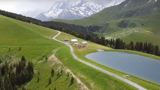 Flavie de la ferme des Roches Fleuries (74) a à cœur de partager son métier et d'informer les touristes (mais aussi les locaux) de l'importance du pastoralisme en zone de montagne. Flavie de la ferme des Roches Fleuries (74) a à cœur de partager son métier et d'informer les touristes (mais aussi les locaux) de l'importance du pastoralisme en zone de montagne.