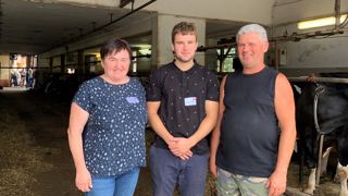 Andraz Jamšek entouré de sa mère Nada et son père Martin.