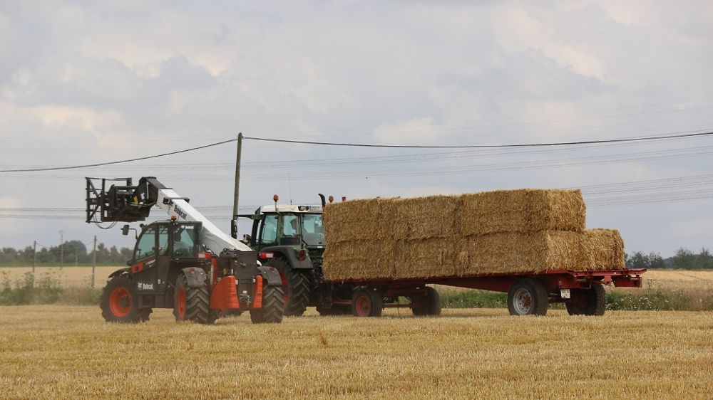 Ramassage de ballots de paille
