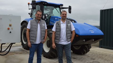 Nicolas et Florent Morel produisent, depuis 2018, du biogaz dont une partie sert de carburant pour leur tracteur.