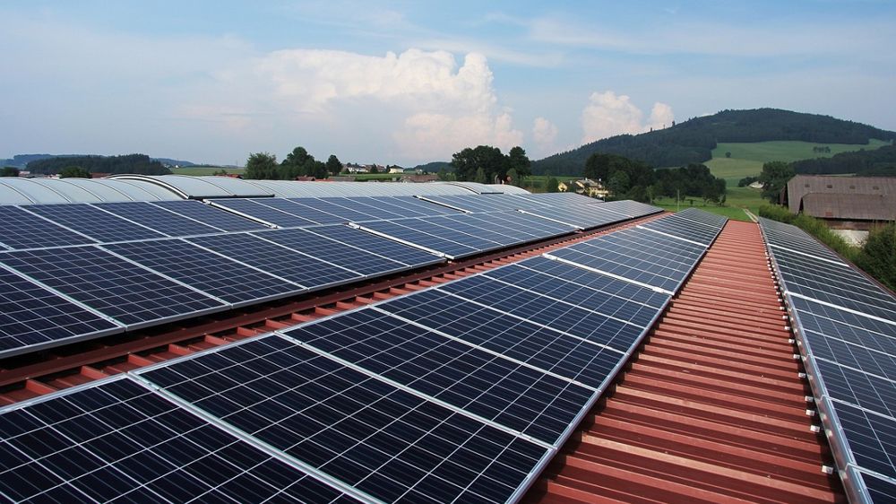 Toit avec panneaux solaires