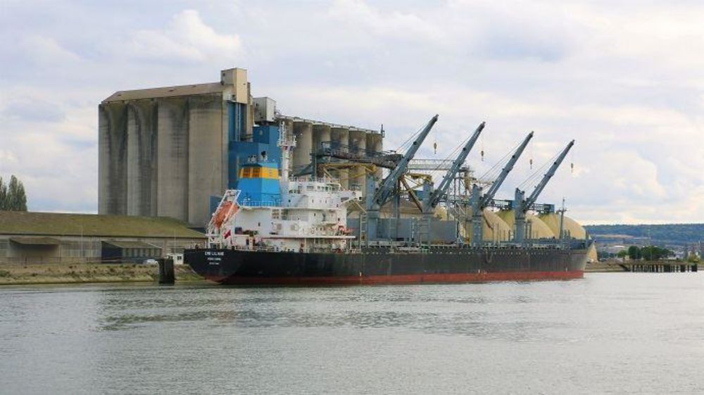Chargement bateau dans port céréalier