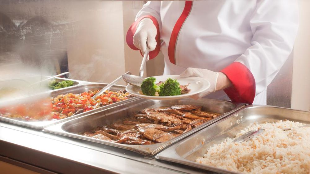 Service d'un repas dans une cantine
