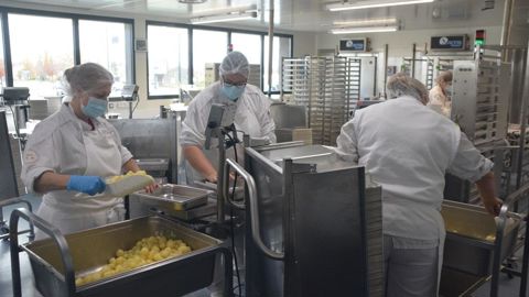 L’Agence bio a choisi les cuisines de Papillote et compagnie à Angers pour la première action de sa campagne de communication. Ici, les assiettes comptent un tiers de bio et 92 % de local.