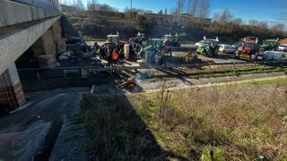 Les Jeunes agriculteurs du Gers bloquent la N124. Les Jeunes agriculteurs du Gers bloquent la N124.