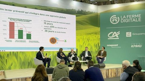 De gauche à droite : Renaud d'Hardivilliers, animateur de la table ronde et rédacteur en chef adjoint du Betteravier français, Camille Delpoux, co-fondatrice d'Agriodor, Christian Huyghe, directeur scientifique Inrae, Nicolas Rialland, directeur de la CGB et Emeric Duchesne, producteur de betteraves sucrières dans l'Oise. De gauche à droite : Renaud d'Hardivilliers, animateur de la table ronde et rédacteur en chef adjoint du Betteravier français, Camille Delpoux, co-fondatrice d'Agriodor, Christian Huyghe, directeur scientifique Inrae, Nicolas Rialland, directeur de la CGB et Emeric Duchesne, producteur de betteraves sucrières dans l'Oise.
