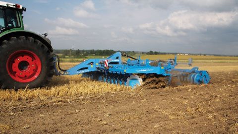 Le déchaumeur Rubin 12 et un dispositif pour les terrains vallonnés chez Lemken Le déchaumeur Rubin 12 et un dispositif pour les terrains vallonnés chez Lemken