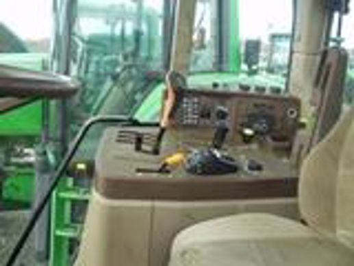 Intérieur de la cabine d'un tracteur John Deere 6320 Premium