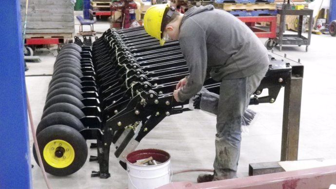 Les coutres semeurs Seed Hawk. Photo réalisée à l'usine de production canadienne.