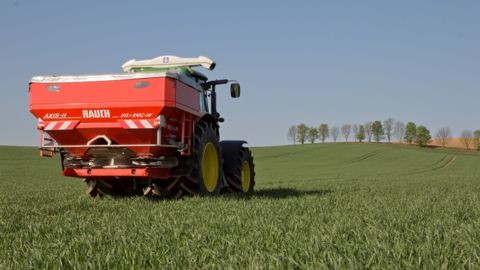 Quand l’épandeur commande l’hydraulique du tracteur