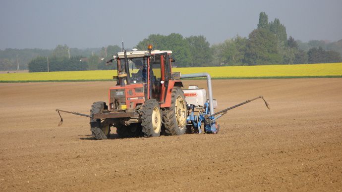 Ancien tracteur agricole avec autoguidage Rtk Ancien tracteur agricole avec autoguidage RTK