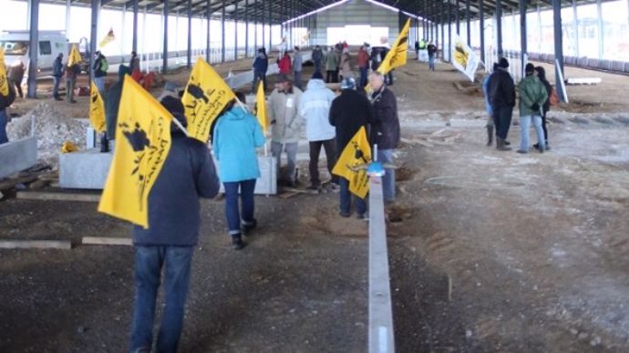 miliants de la Confédération paysanne sur le site de la ferme de 1.000 vaches