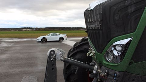 Un Fendt 828 Vario affronte une Porsche 911 GT3