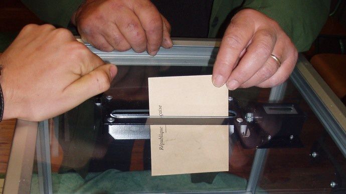 Glisser son bulletin de vote dans l'urne