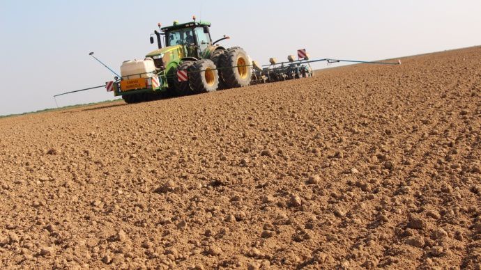 Le John Deere est aussi équipé pour intégrer la fertilisation au semis. Une cuve frontale et une à l'arrière.