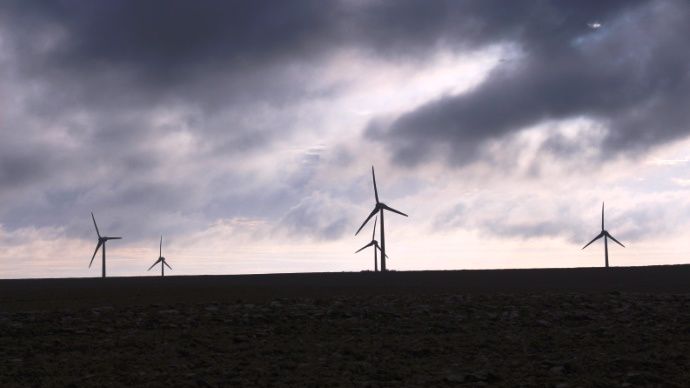 Eolienne et ciel orageux