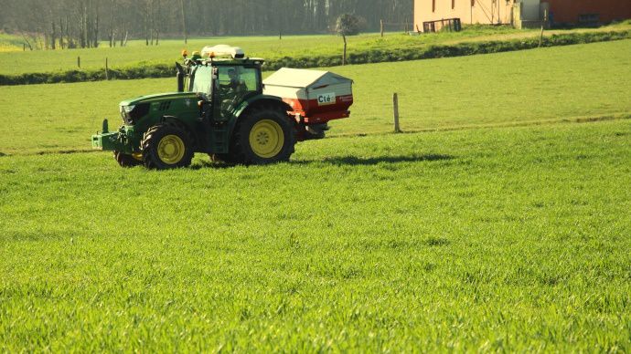 Le tracteur équipé de l'épandeur à coupure de tronçons et du N Sensor sur le toit.