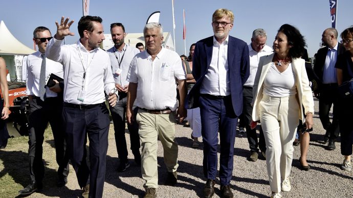 Le ministre de l'agriculture Marc Fesneau, en compagnie notamment d'Hervé Noiret, directeur général de NGPA dont la filiale GFA Events est l'organisateur du salon Innovagri