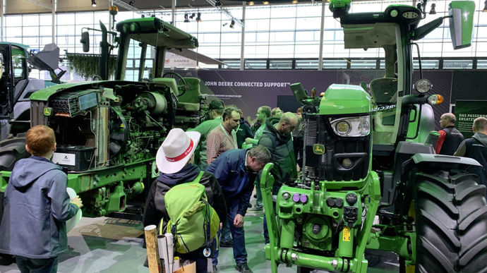 Pour mieux voir ses entrailles, John Deere a coupé en deux l'un de ses tracteurs.
