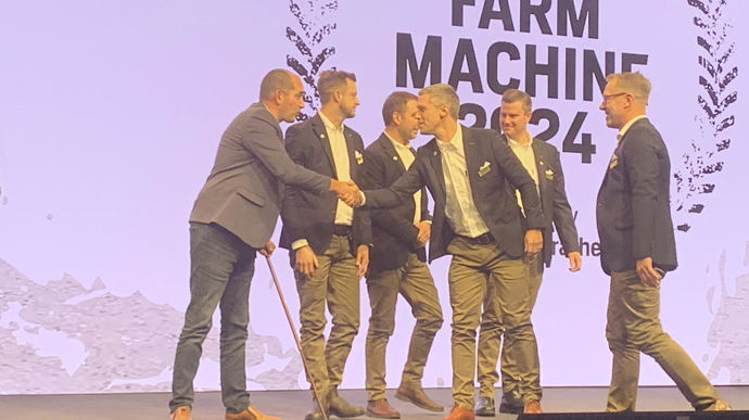 Notre journaliste machinisme Sébastien Duquef (à gauche) remet le prix Farm Machine 2024 dans la catégorie Travail du sol.