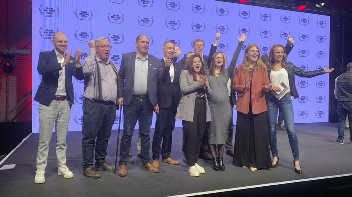 Les membres du jury Farm Machine, dont Benoît Egon, éditeur du pôle machinisme du groupe de presse NGPA (2e à gauche), et Sébastien Duquef, journaliste machinisme Terre-net (3e à gauche)