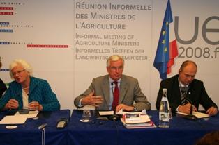 Michel Barnier, entouré de Mariann Fischer Boel et Petr Gandalovic, ministre tchèque de l'agriculture - Photo parue sur Terre-net.fr, Web-agri.fr et Viti-net.com, journaux édités par Terre-net Média