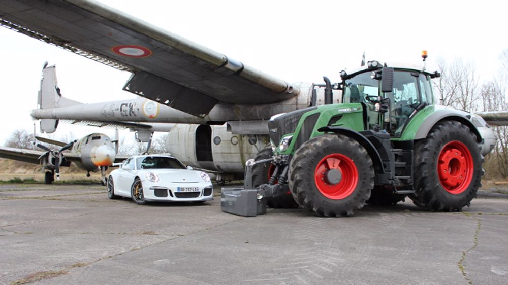 Une Porsche 911 GT3 défie un Fendt 828 Une Porsche 911 GT3 défie un Fendt 828