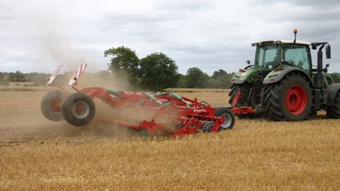 Le déchaumeur Qualidisc Farmer de Kverneland en semi-porté