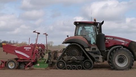 Le tracteur Case IH Magnum à chenilles essayé durant une semaine Le tracteur Case IH Magnum à chenilles essayé durant une semaine