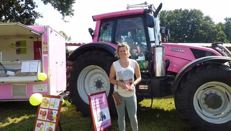 Un tracteur rose pour passer des messages Un tracteur rose pour passer des messages