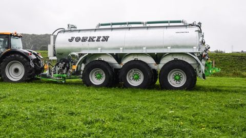 Des tonnes à lisier Joskin Volumetra à triple essieu Des tonnes à lisier Joskin Volumetra à triple essieu