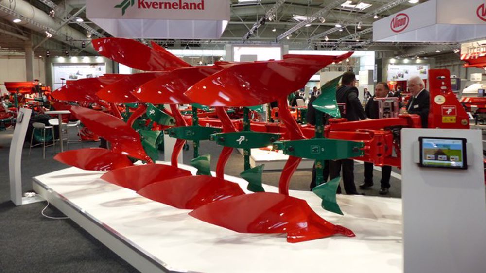 Une charrue portée articulée au transport chez Kverneland Une charrue portée articulée au transport chez Kverneland