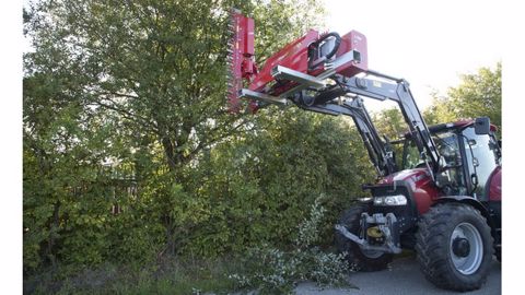 Un sécateur sur chargeur signé Fliegl Un sécateur sur chargeur signé Fliegl