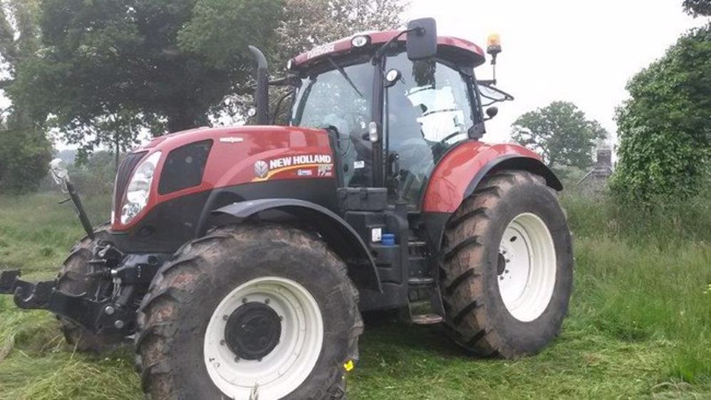  Un New Holland T7.185 Terracotta vu au travail