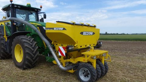 La trémie Ferti Box de Bednar fertilise à tout moment La trémie Ferti Box de Bednar fertilise à tout moment