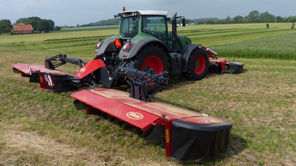 La combinaison de fauche Vicon Extra 7100T bien suspendue La combinaison de fauche Vicon Extra 7100T bien suspendue