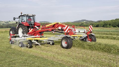 L'andaineur à double rotor Pöttinger Top 962 C de grand gabarit 