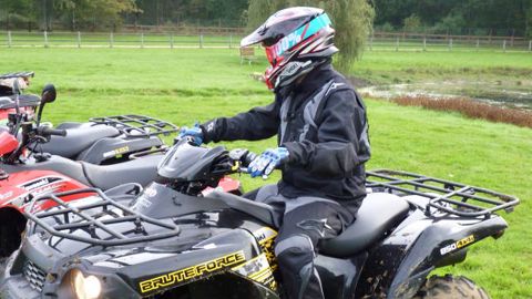 Les gants obligatoires en quad Les gants obligatoires en quad