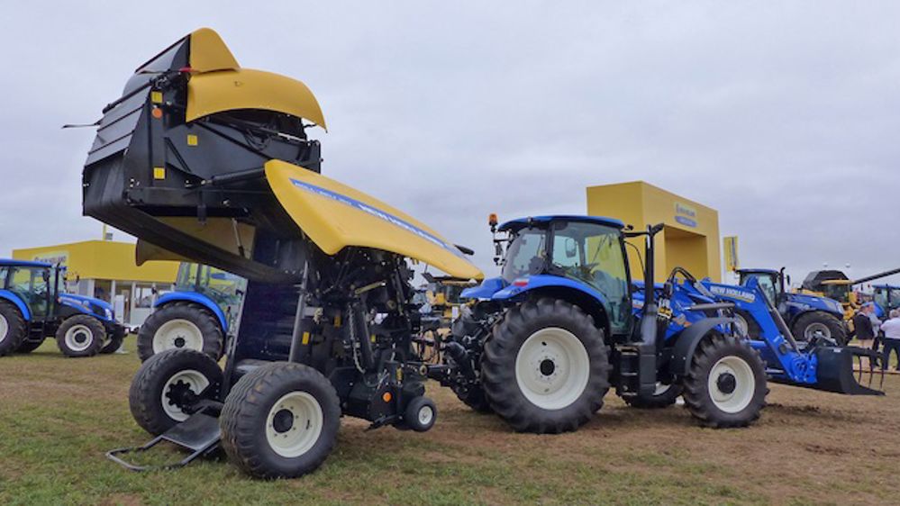 La presse à chambre variable Roll Belt de New Holland commande le tracteur La presse à chambre variable Roll Belt de New Holland commande le tracteur