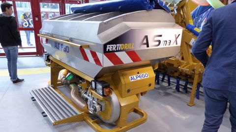 Une trémie frontale à double doseur chez Alpego