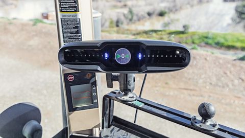 Une barre de guidage à LED signée Topcon Une barre de guidage à LED signée Topcon