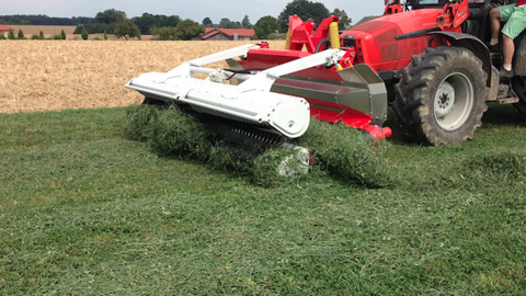 L'andaineur à tapis Reiter Respiro aux petits soins avec le fourrage