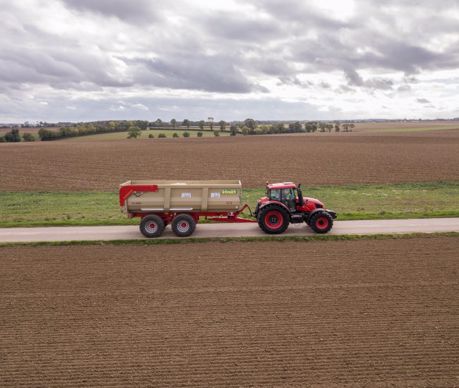 Sur la route, le tracteur se révèle stable. Son frein moteur a été apprécié dans les portions descendantes.