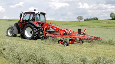 Kuhn : des andaineurs monorotors de grand gabarit Kuhn : des andaineurs monorotors de grand gabarit
