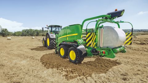 John Deere C441R : la presse-enrubanneuse remaniée John Deere C441R : la presse-enrubanneuse remaniée
