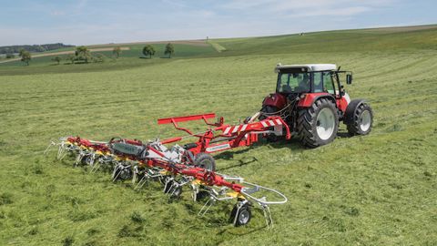 La faneuse Pöttinger Hit 8.9 T peu goumande en puissance La faneuse Pöttinger Hit 8.9 T peu goumande en puissance